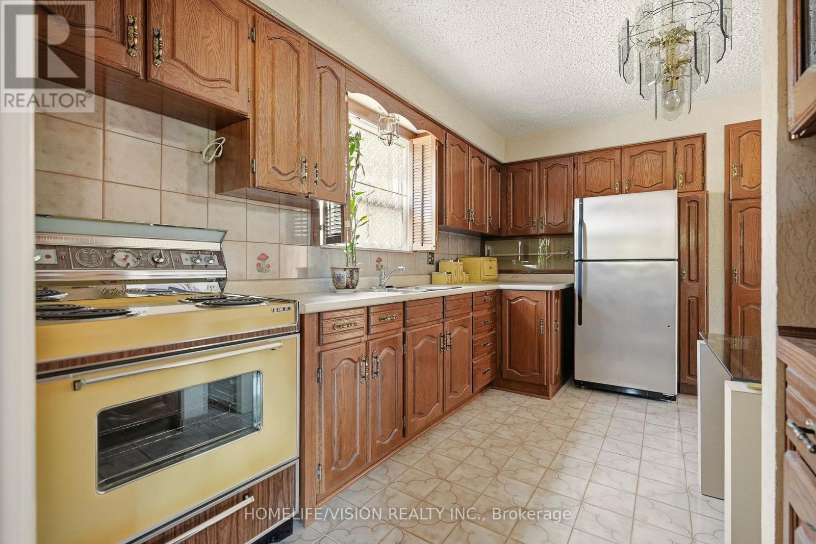 239 Epsom Downs Drive, Toronto, ON - Indoor