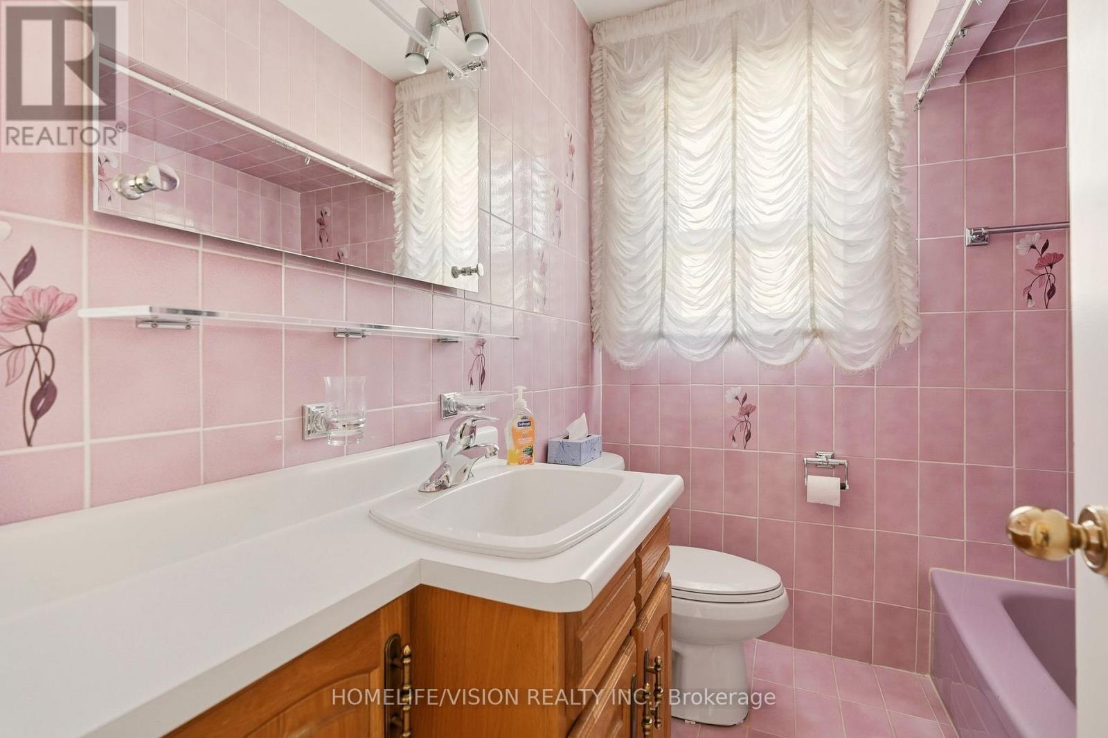 239 Epsom Downs Drive, Toronto, ON - Indoor Photo Showing Bathroom