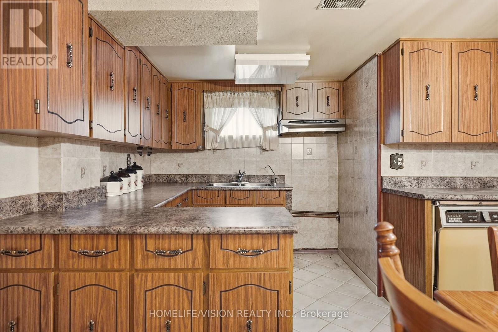 239 Epsom Downs Drive, Toronto, ON - Indoor Photo Showing Kitchen With Double Sink