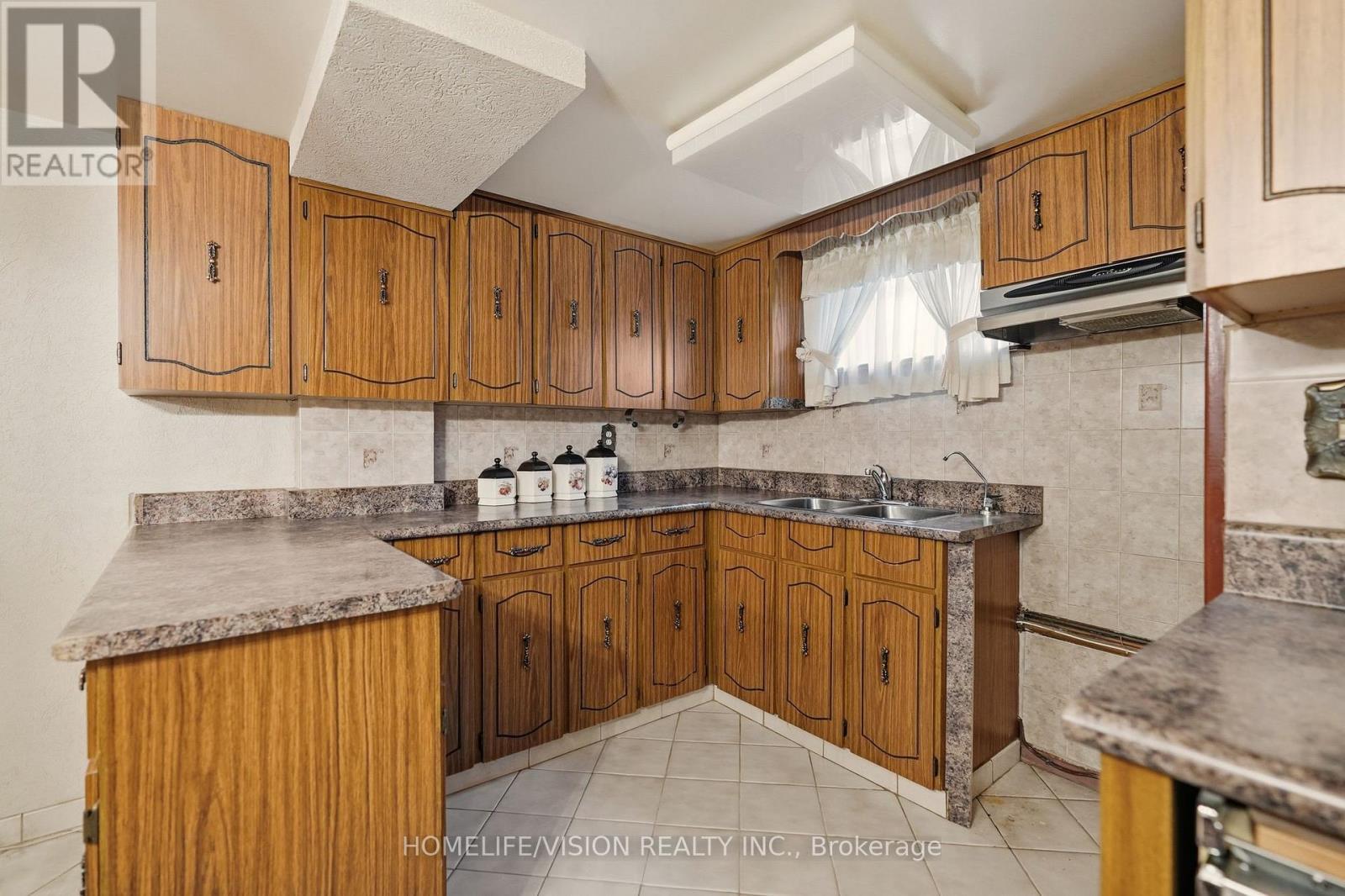 239 Epsom Downs Drive, Toronto, ON - Indoor Photo Showing Kitchen