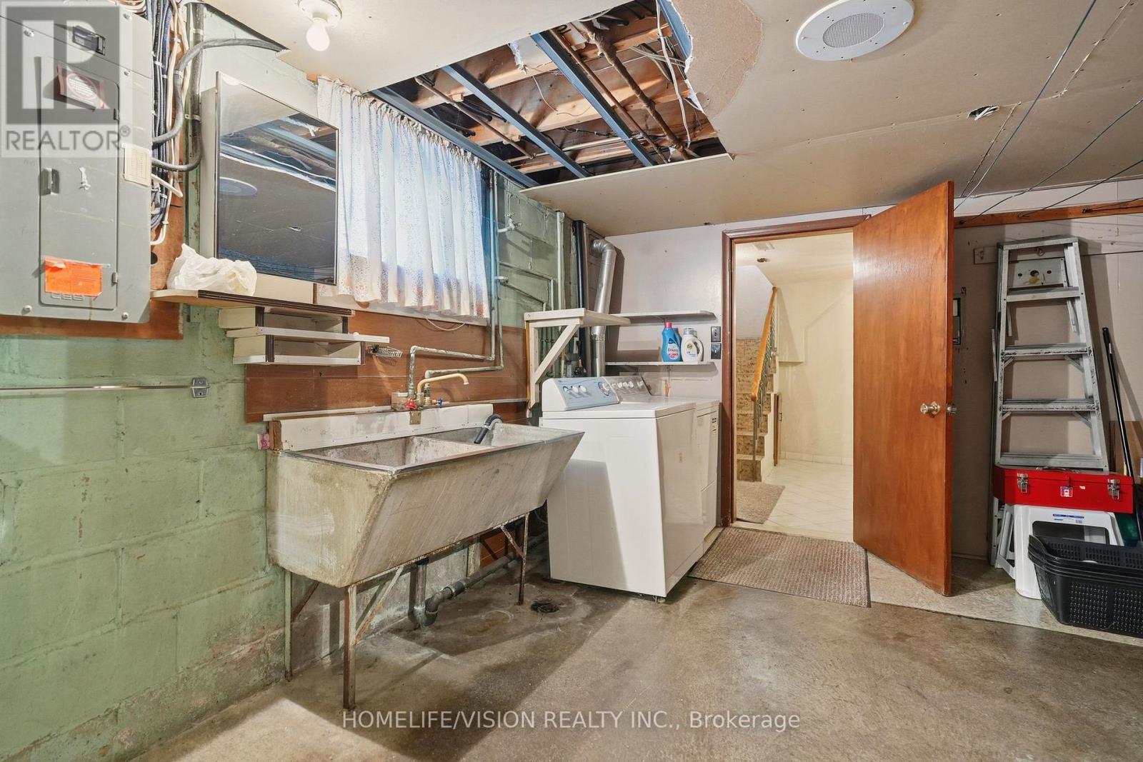 239 Epsom Downs Drive, Toronto, ON - Indoor Photo Showing Laundry Room