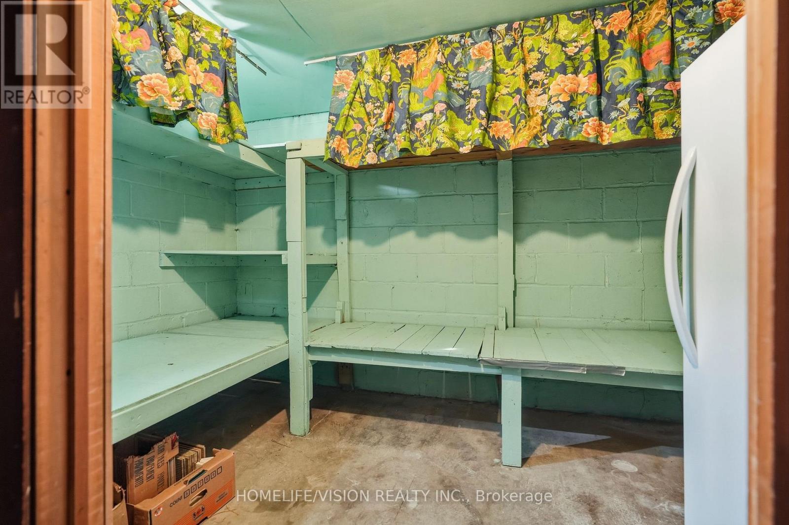 239 Epsom Downs Drive, Toronto, ON - Indoor