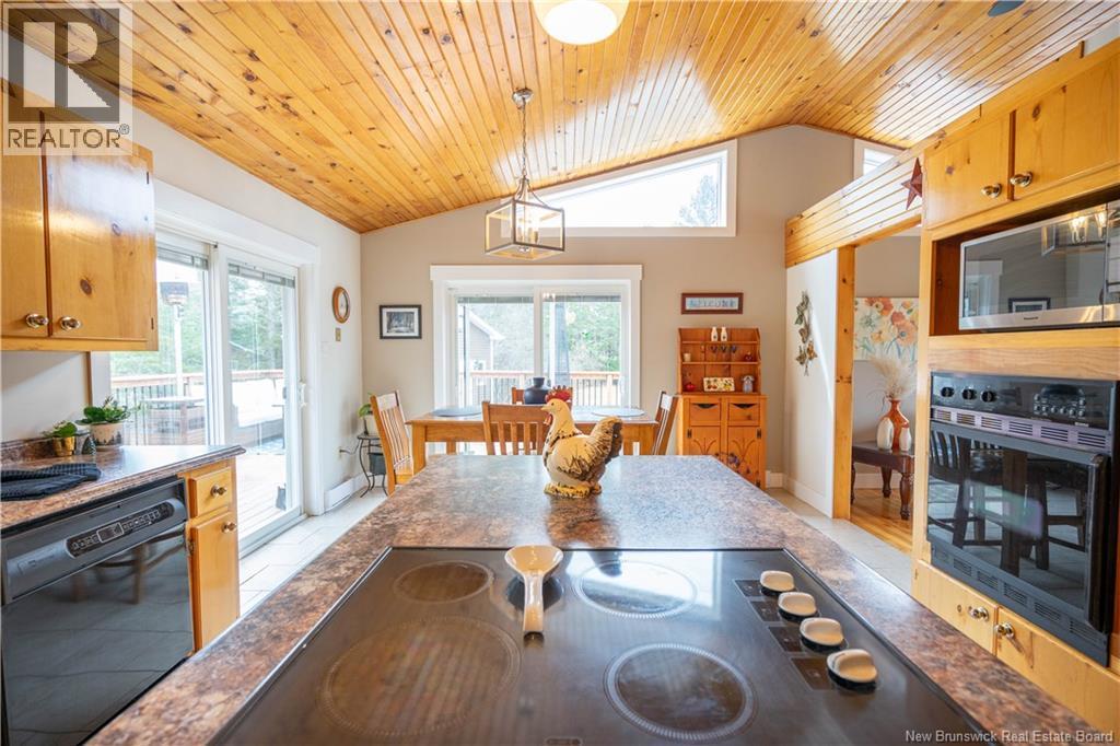 Lots of space to work - 8 Dane Row, Willow Grove, NB - Indoor With Fireplace