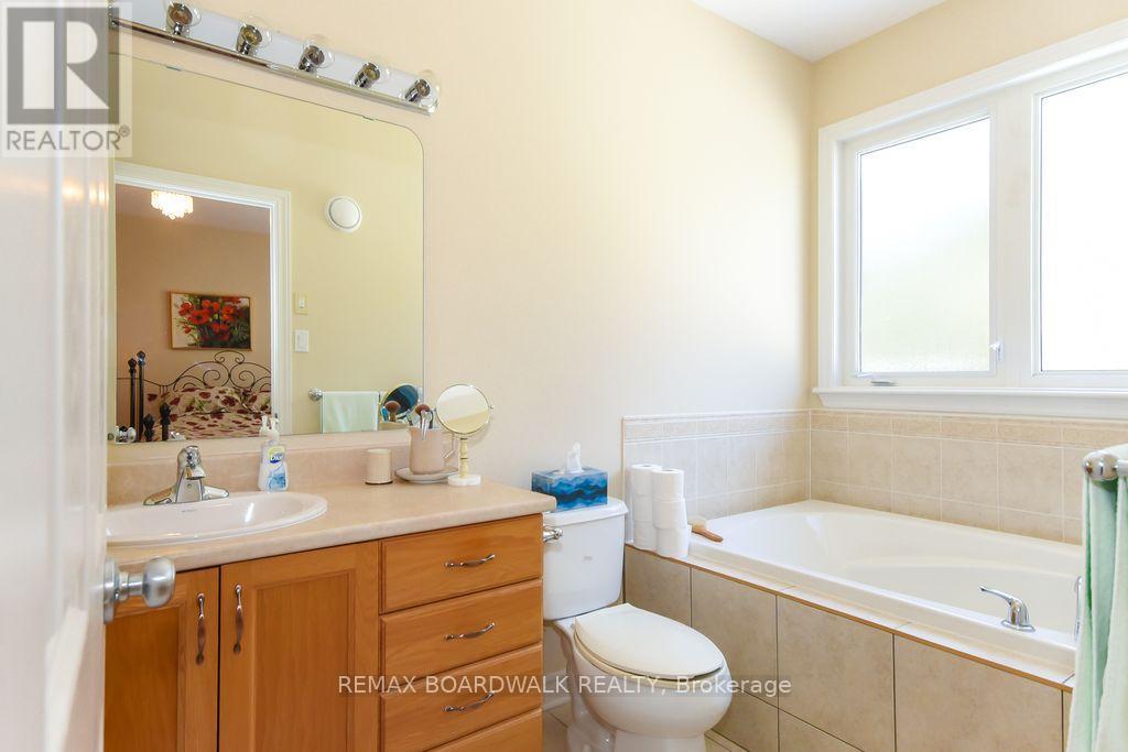 1861 Mickelberry Crescent, Ottawa, ON