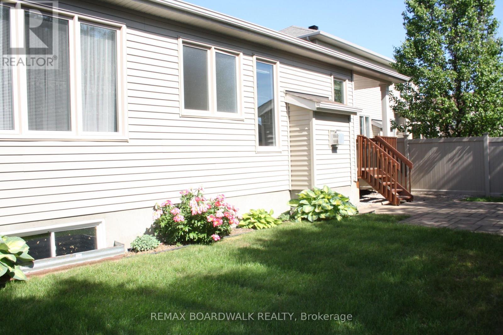 1861 Mickelberry Crescent, Ottawa, ON