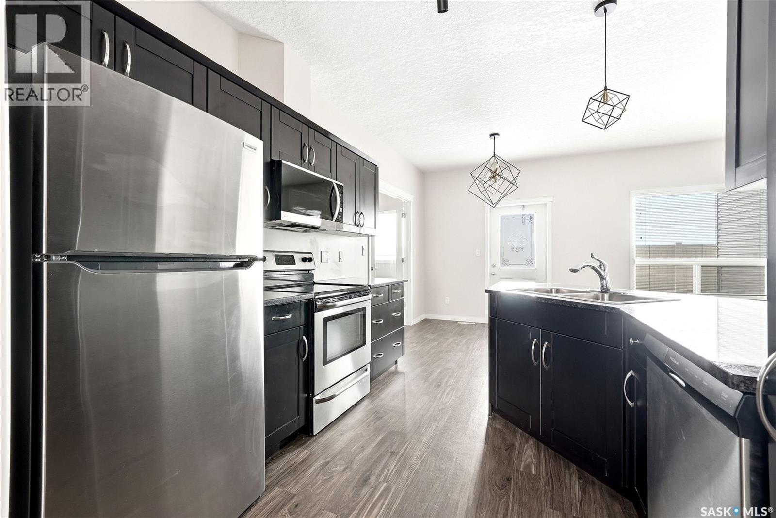 401 3826 Dewdney Avenue E, Regina, SK - Indoor Photo Showing Kitchen With Double Sink