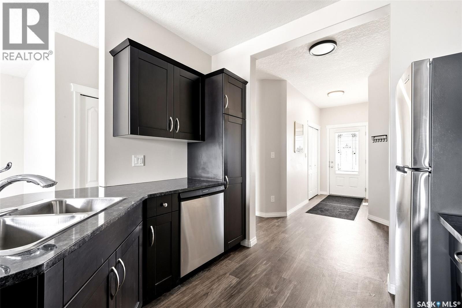 401 3826 Dewdney Avenue E, Regina, SK - Indoor Photo Showing Kitchen With Double Sink