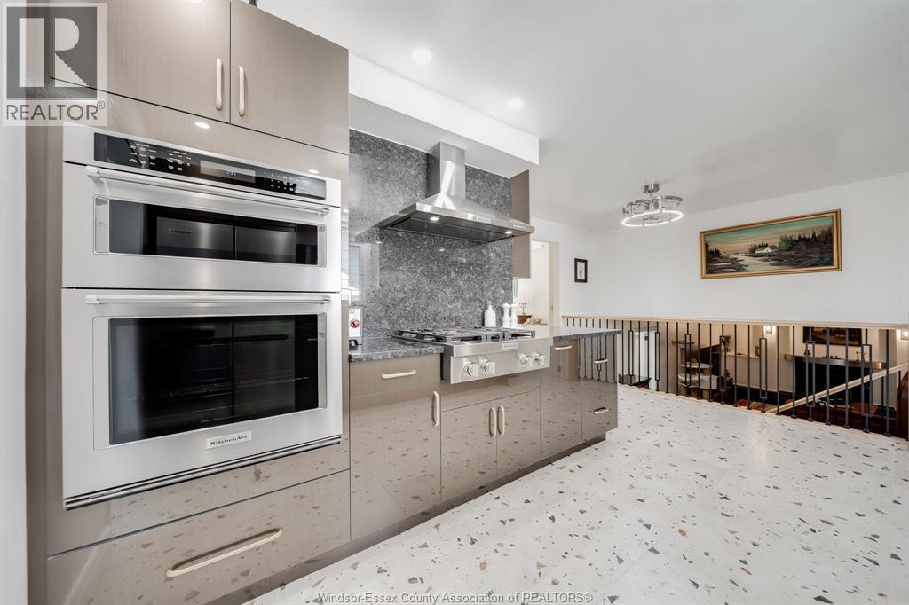 109 Centennial, Tecumseh, ON - Indoor Photo Showing Kitchen With Upgraded Kitchen