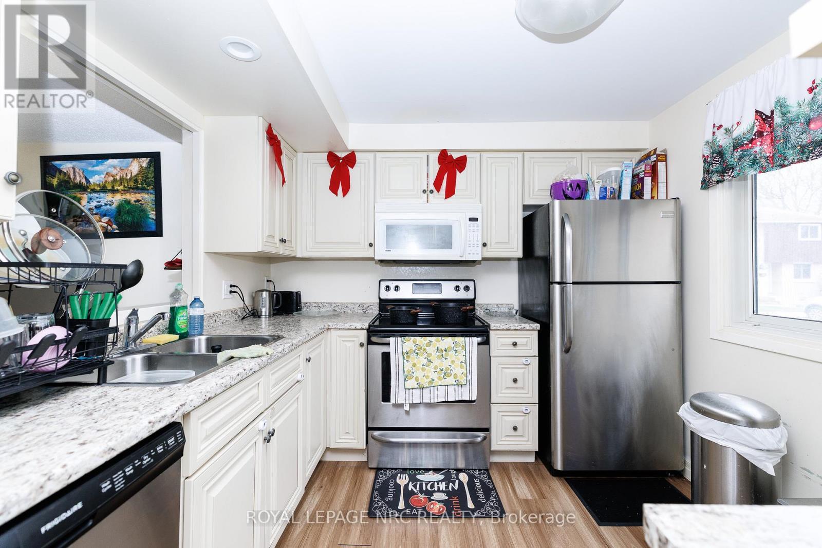 50 Lakeshore Rd Unit 44 Road, St. Catharines (Lakeport), ON - Indoor Photo Showing Kitchen With Double Sink