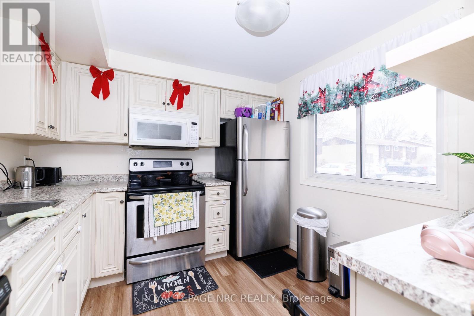 50 Lakeshore Rd Unit 44 Road, St. Catharines (Lakeport), ON - Indoor Photo Showing Kitchen
