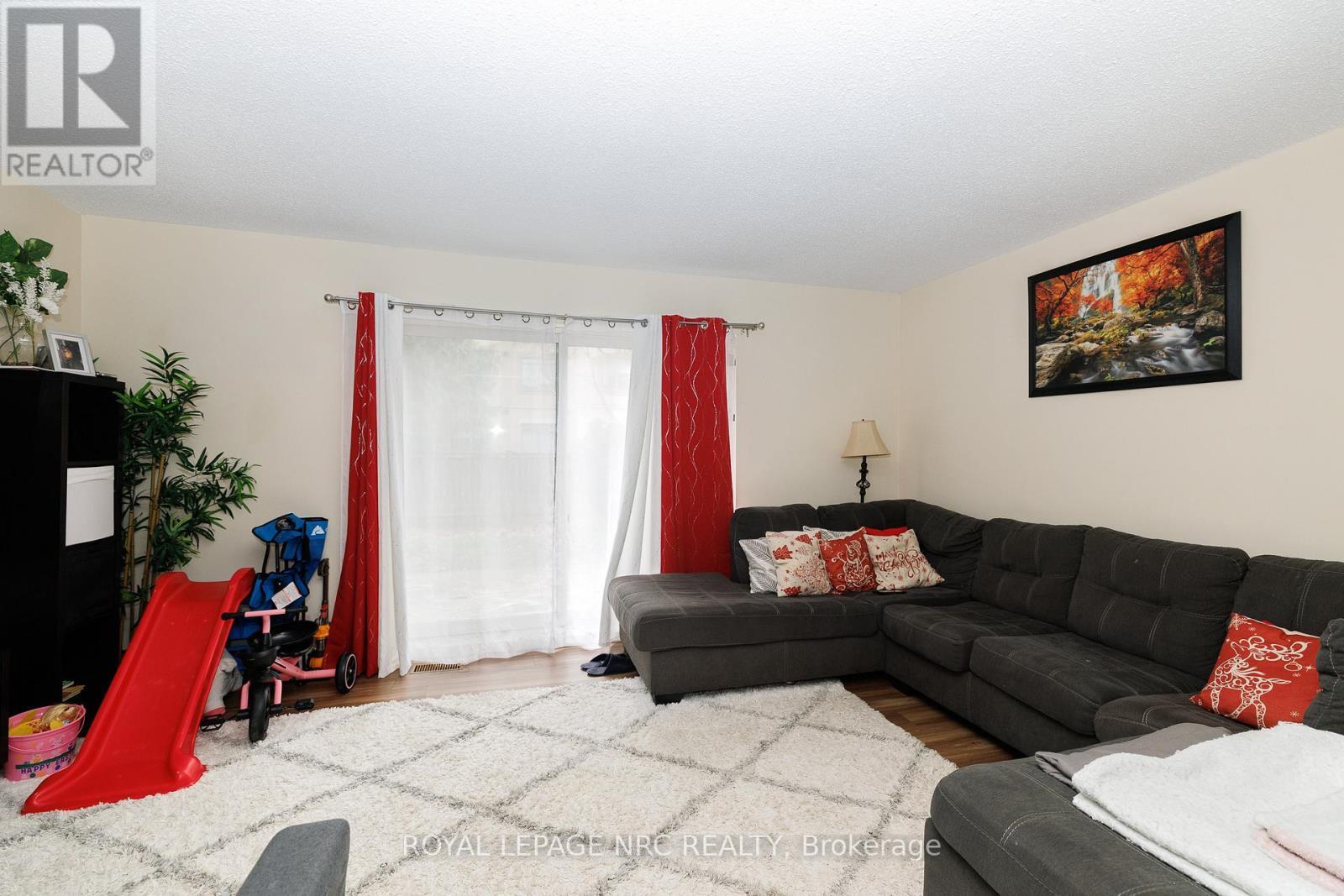 50 Lakeshore Rd Unit 44 Road, St. Catharines (Lakeport), ON - Indoor Photo Showing Living Room