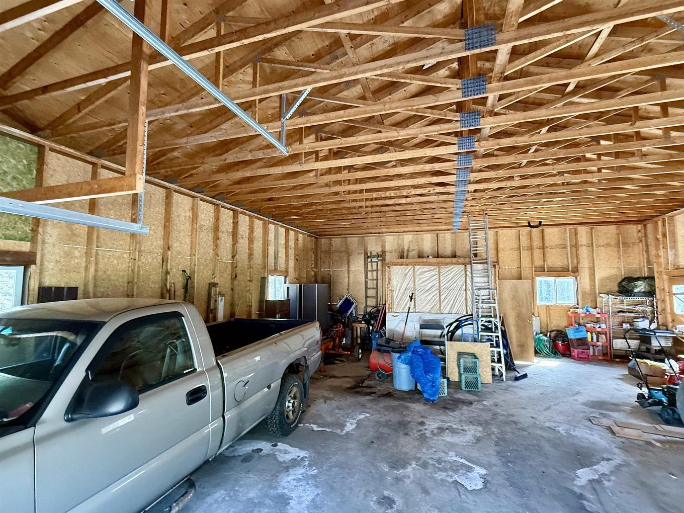 982 Hwy 608, Neebing, ON - Indoor Photo Showing Garage