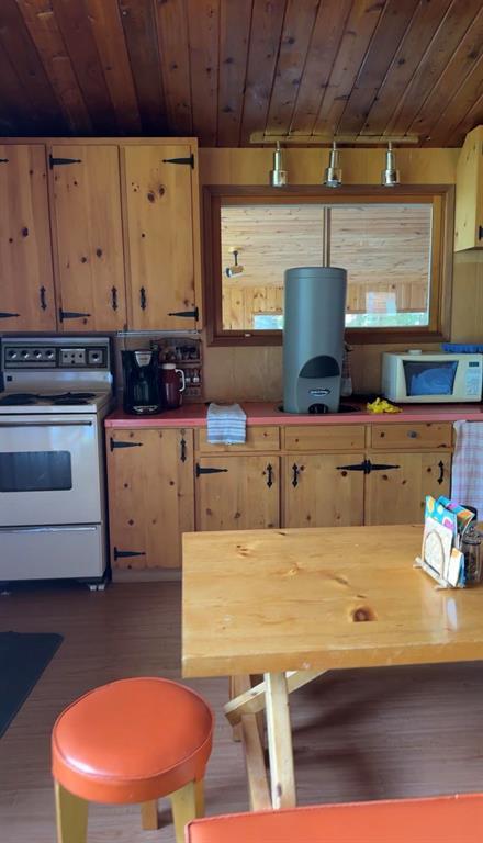10 Leaside Beach Road, Pine Dock, MB - Indoor Photo Showing Kitchen
