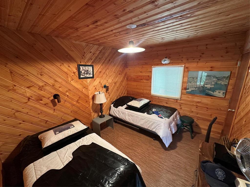 10 Leaside Beach Road, Pine Dock, MB - Indoor Photo Showing Bedroom