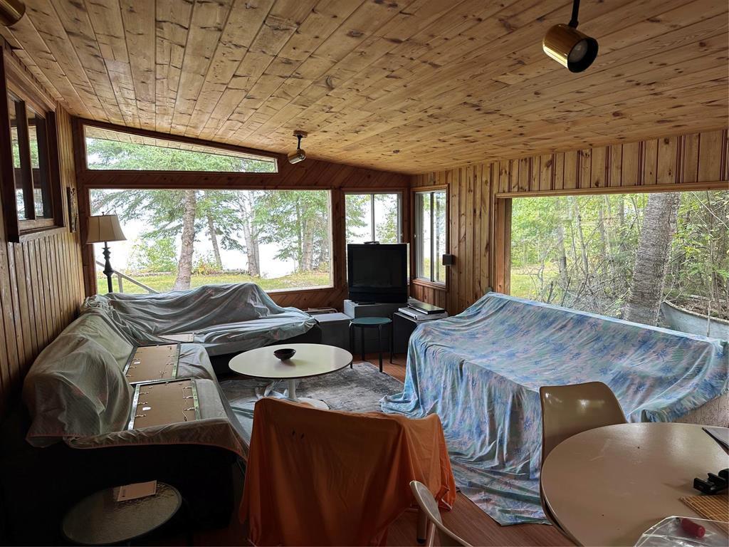 10 Leaside Beach Road, Pine Dock, MB - Indoor