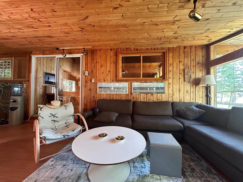10 Leaside Beach Road, Pine Dock, MB - Indoor Photo Showing Living Room
