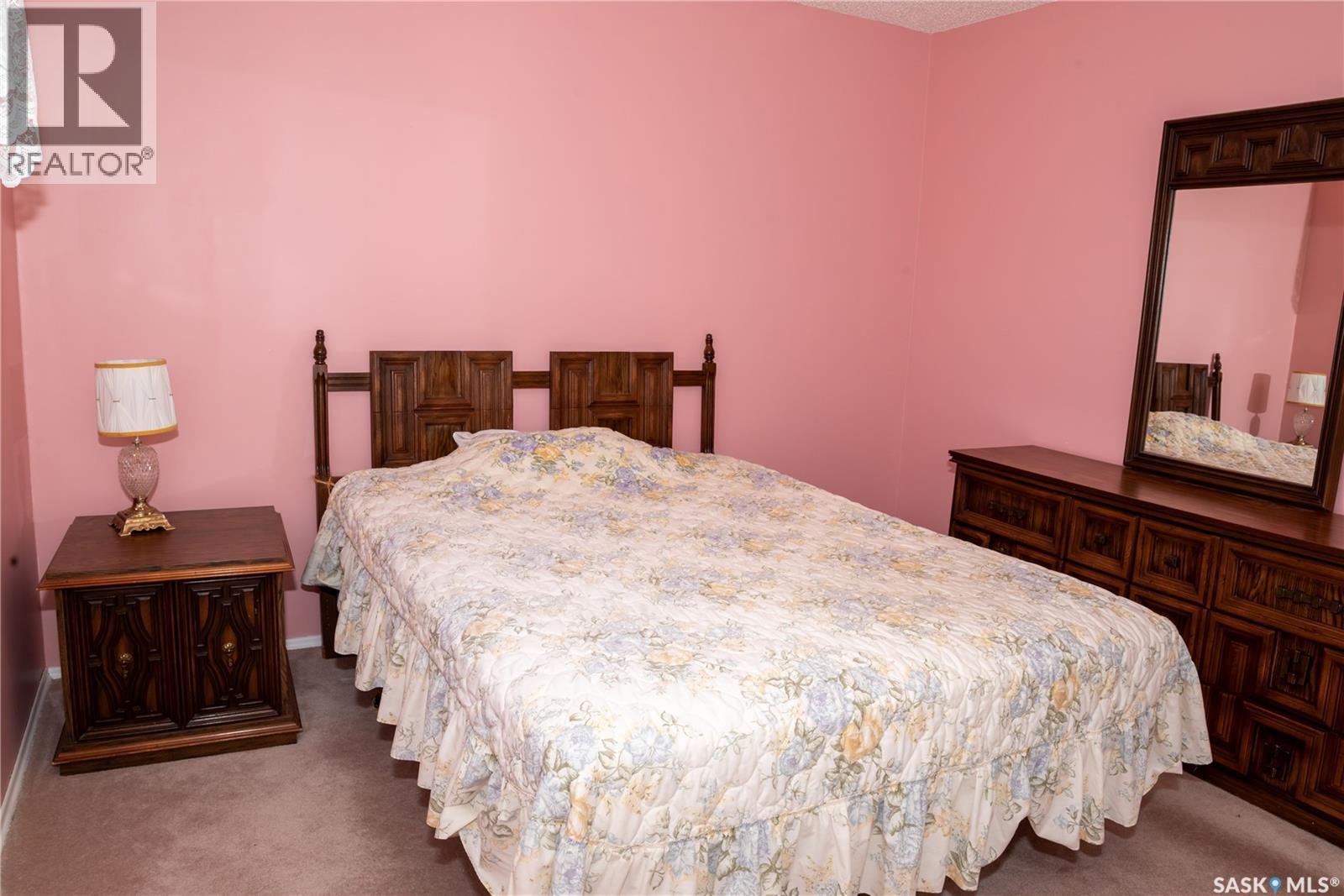 638 Alberta Avenue, Kerrobert, SK - Indoor Photo Showing Bedroom