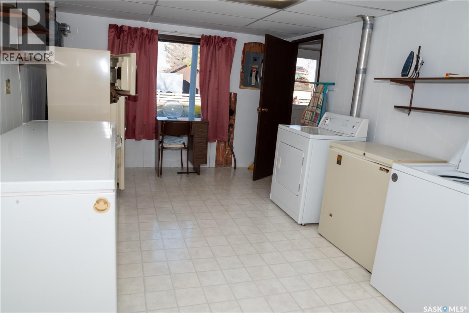 638 Alberta Avenue, Kerrobert, SK - Indoor Photo Showing Laundry Room