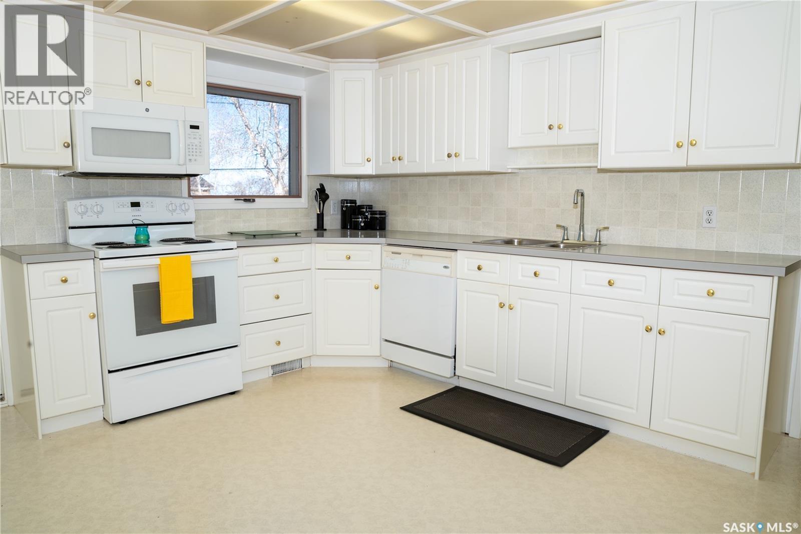 638 Alberta Avenue, Kerrobert, SK - Indoor Photo Showing Kitchen