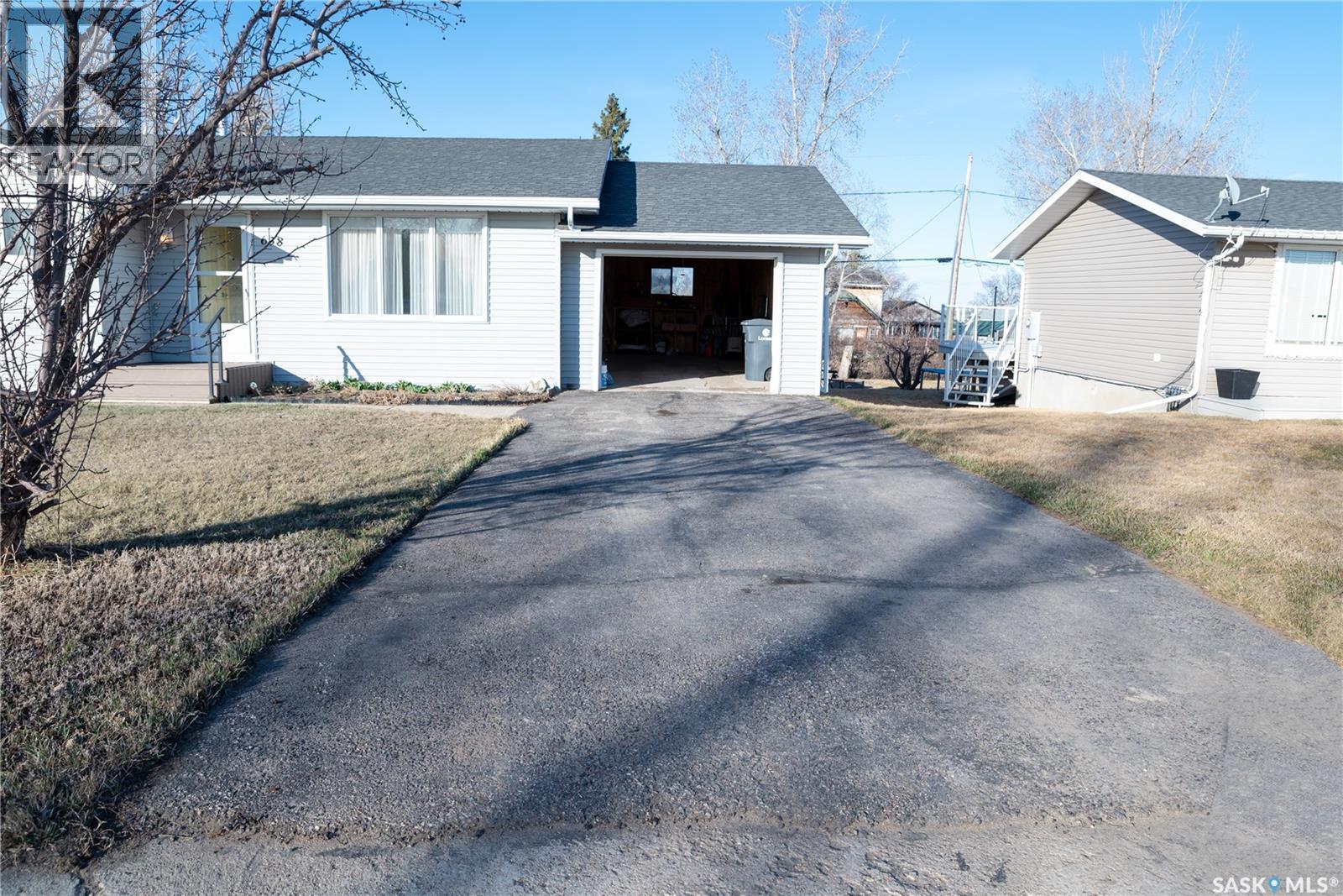 638 Alberta Avenue, Kerrobert, SK - Outdoor