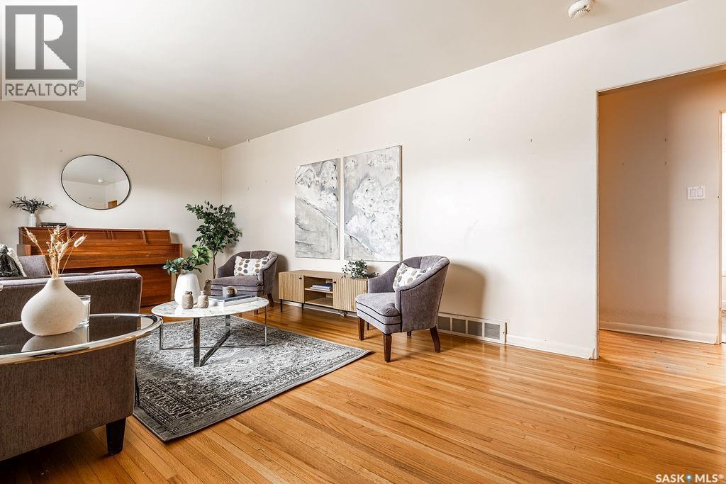 1609 Park Avenue, Saskatoon, SK - Indoor Photo Showing Living Room