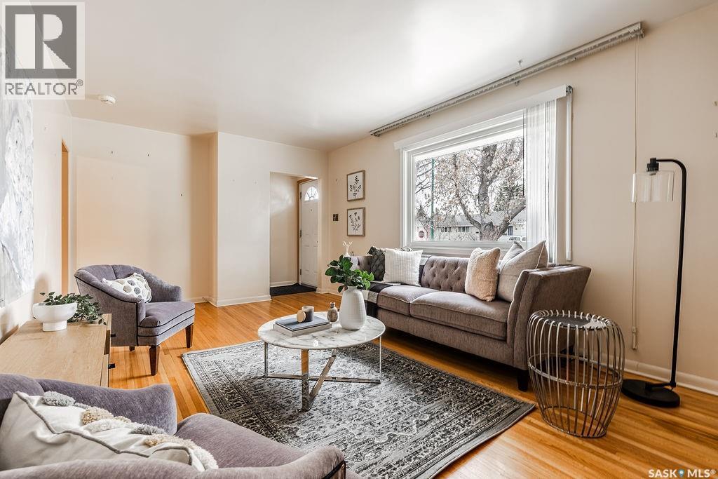 1609 Park Avenue, Saskatoon, SK - Indoor Photo Showing Living Room