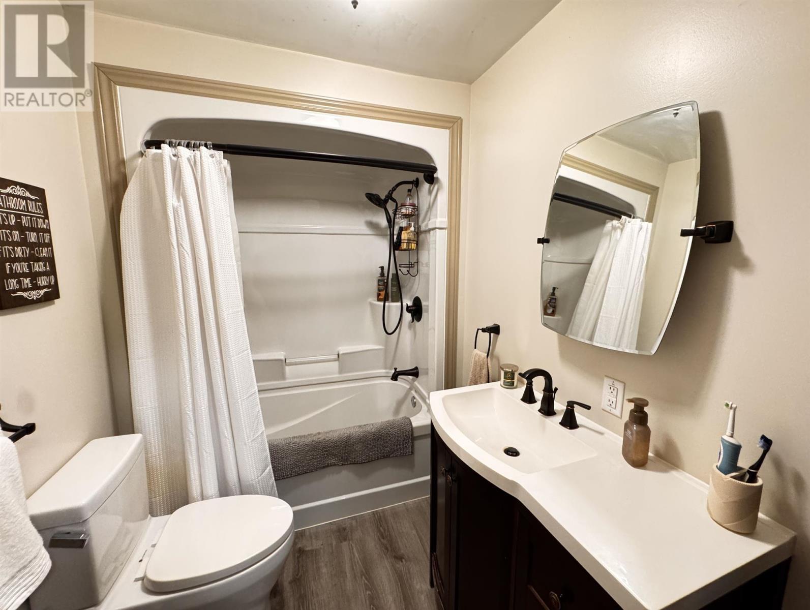 59 Winston Rd, Wawa, ON - Indoor Photo Showing Bathroom