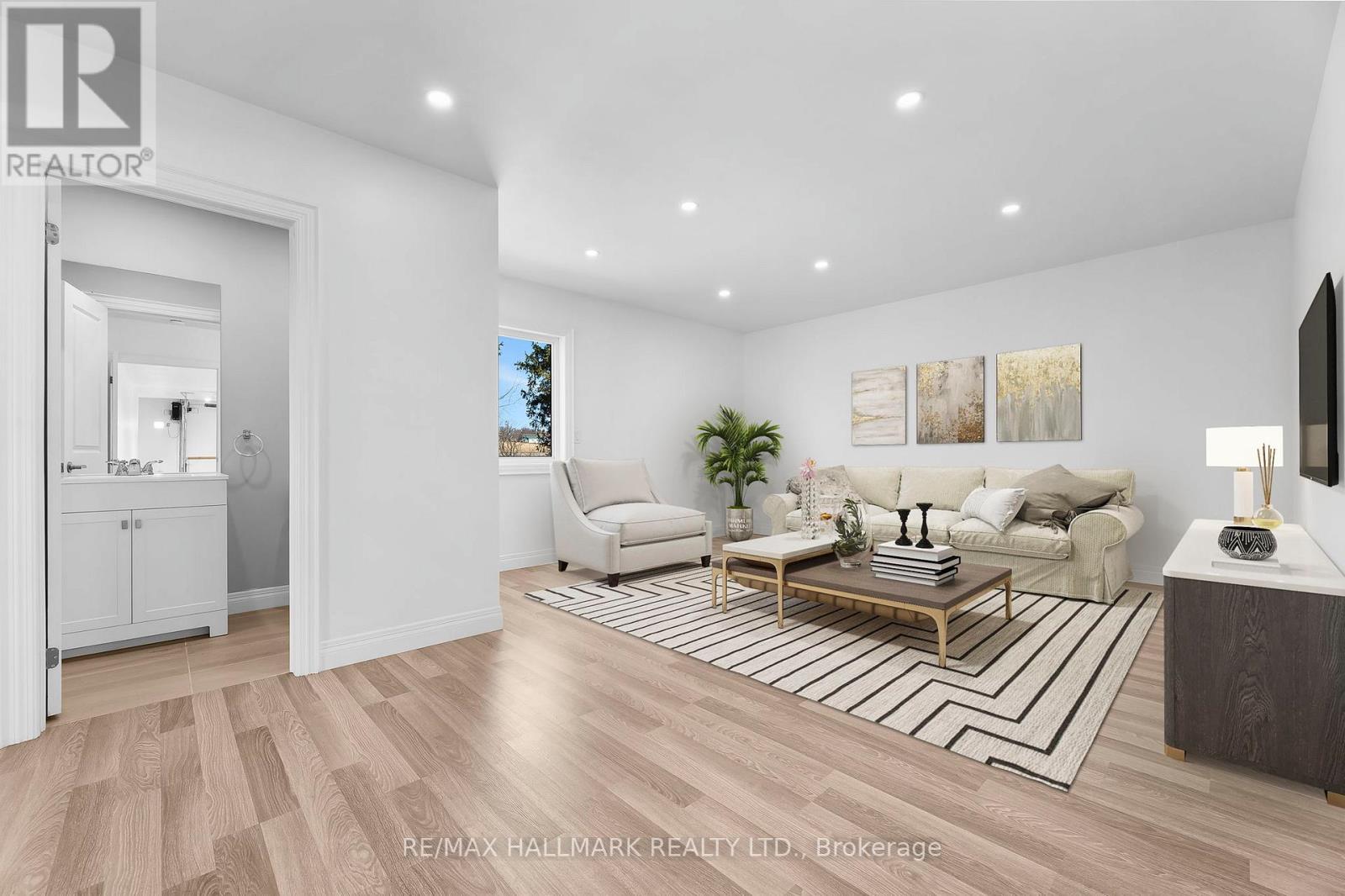 5038 Thornton Road N, Oshawa, ON - Indoor Photo Showing Living Room
