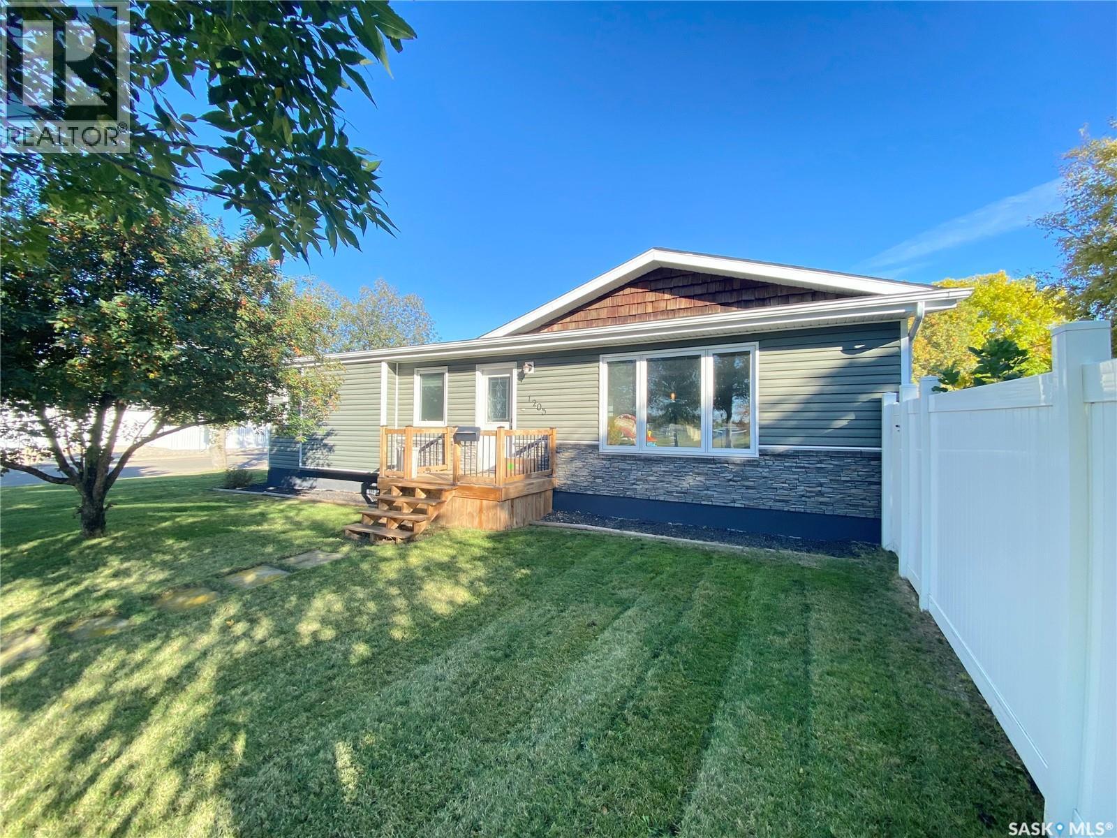 1205 Douglas Road, Weyburn, SK - Outdoor