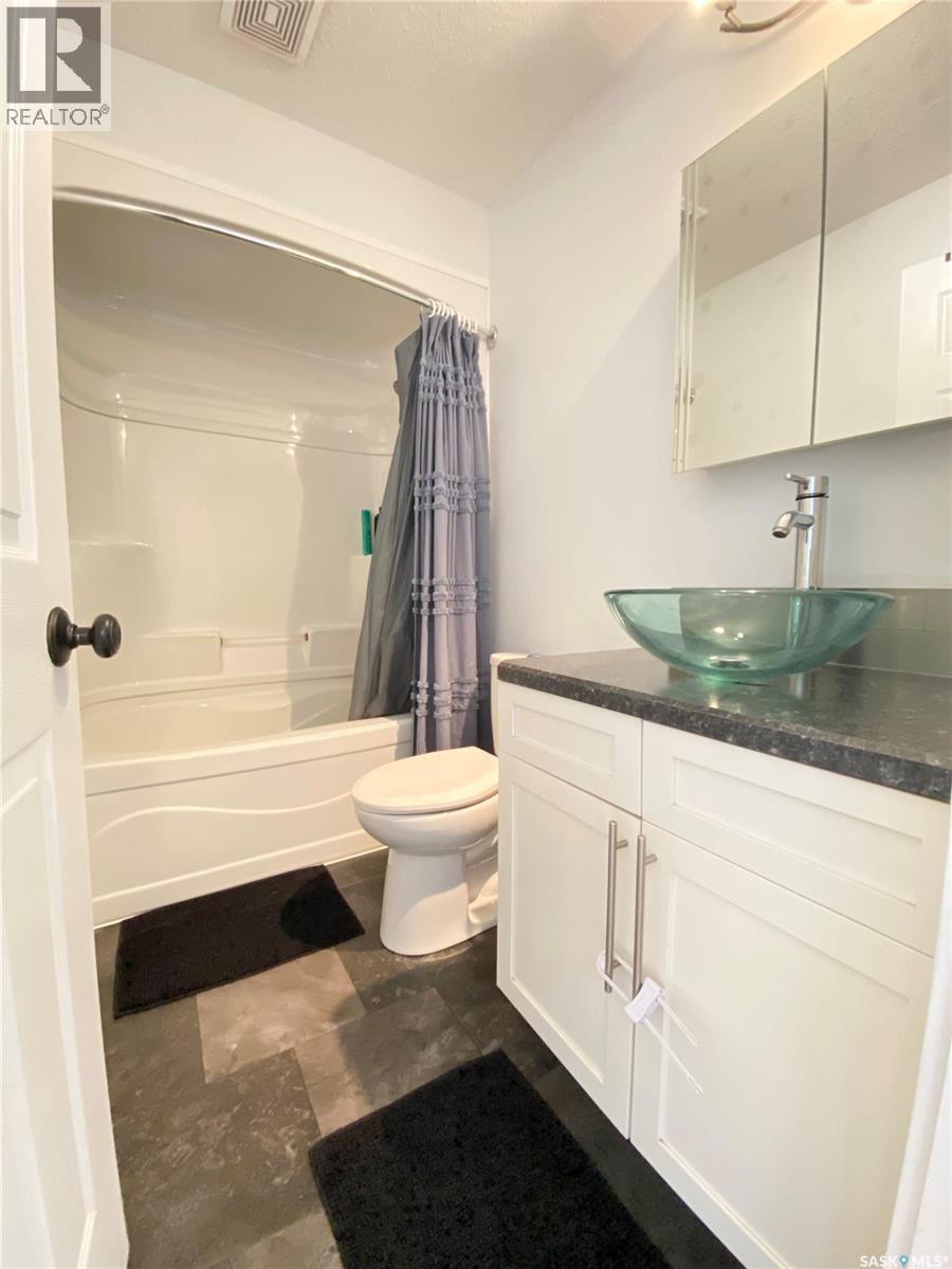 1205 Douglas Road, Weyburn, SK - Indoor Photo Showing Bathroom