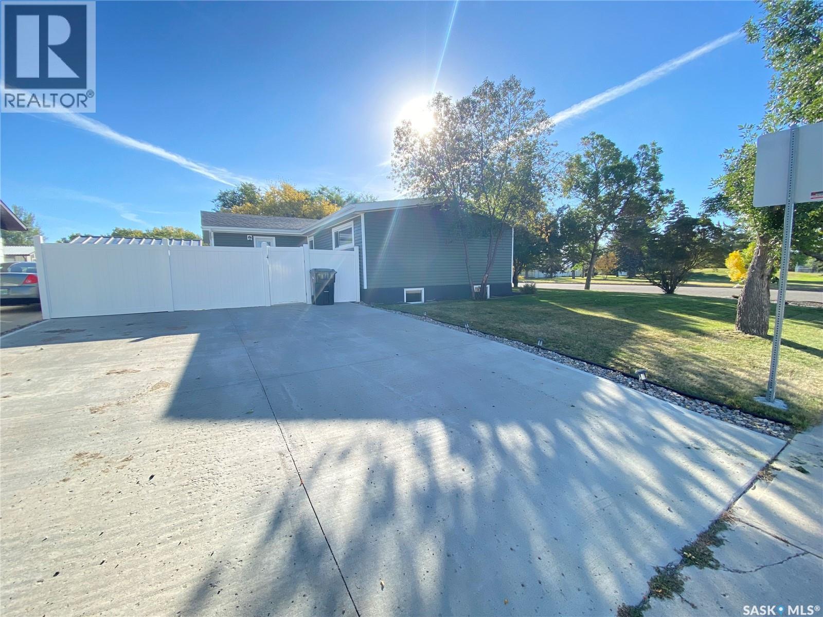 1205 Douglas Road, Weyburn, SK - Outdoor