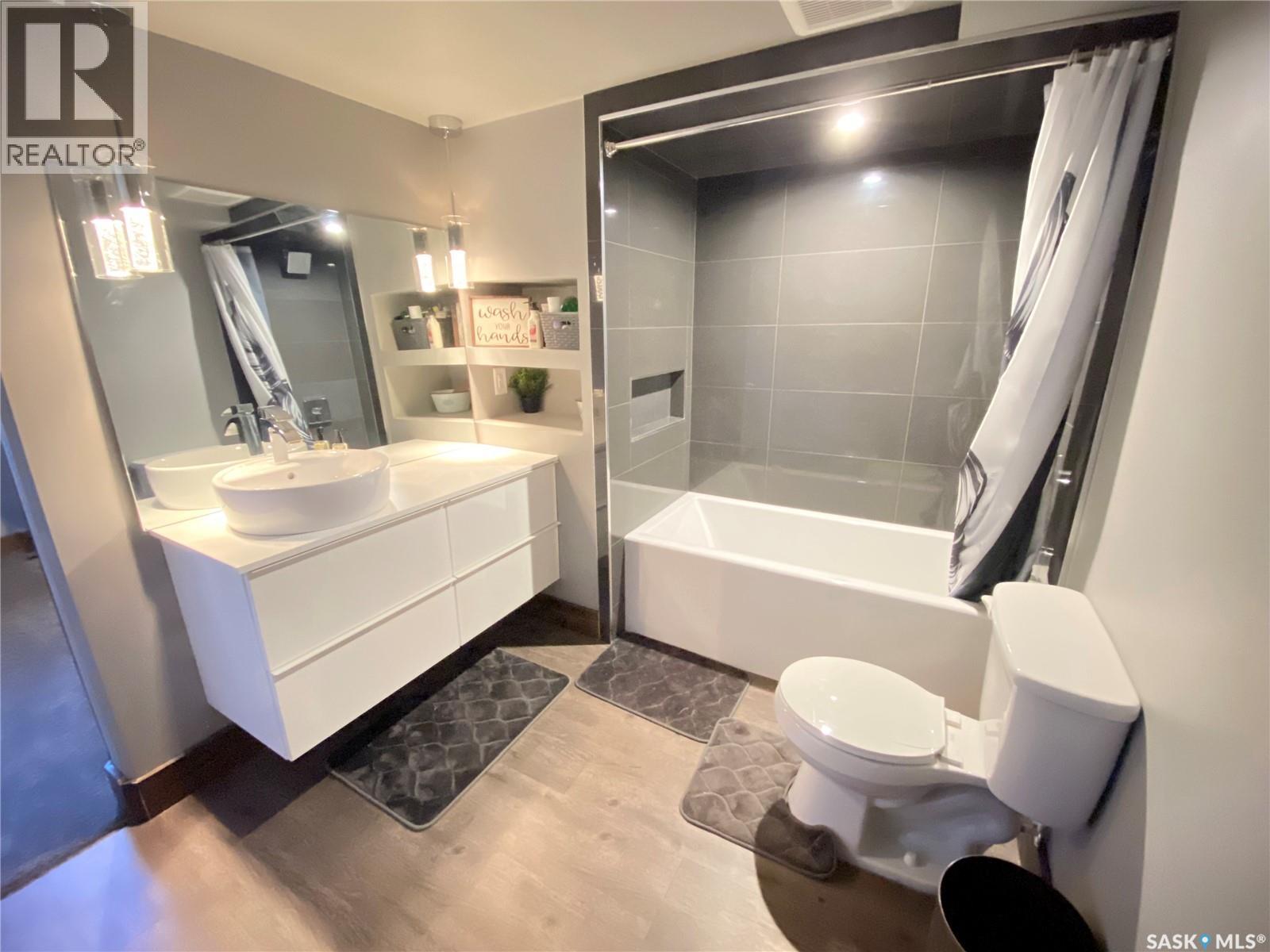 1205 Douglas Road, Weyburn, SK - Indoor Photo Showing Bathroom