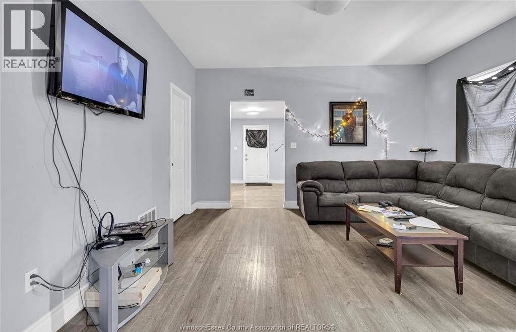 294 Louis Avenue, Windsor, ON - Indoor Photo Showing Living Room