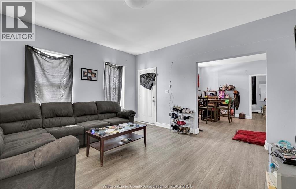 294 Louis Avenue, Windsor, ON - Indoor Photo Showing Living Room