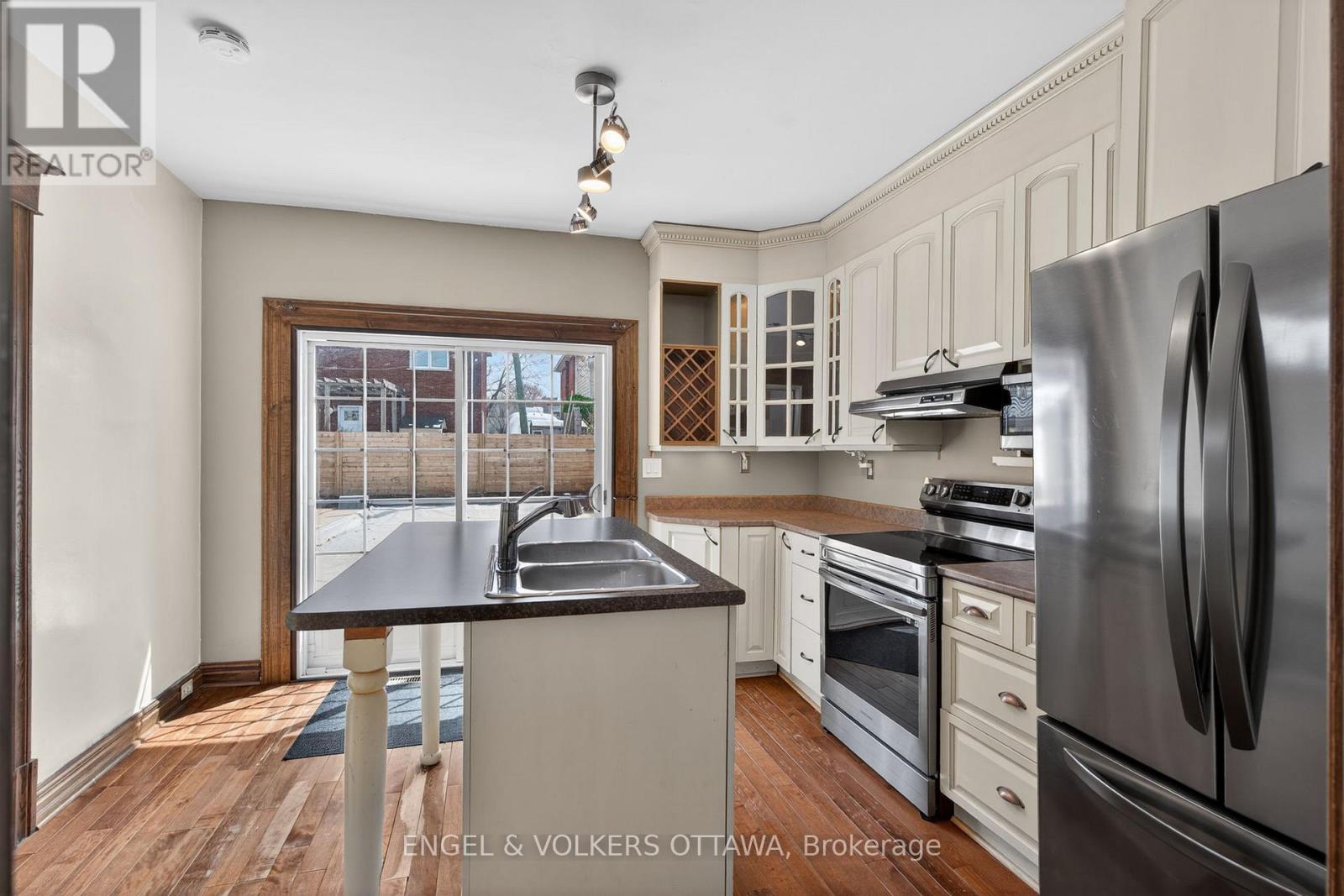 434 Byron Avenue, Ottawa, ON - Indoor Photo Showing Kitchen With Stainless Steel Kitchen With Double Sink