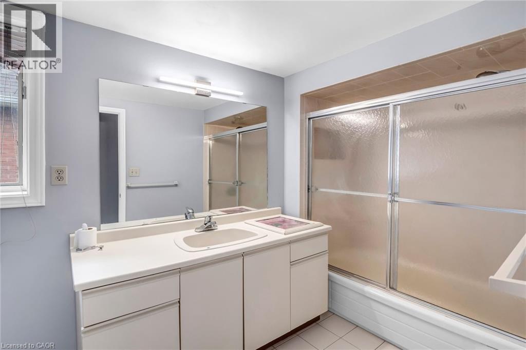 81 Sterling Street, Hamilton, ON - Indoor Photo Showing Bathroom