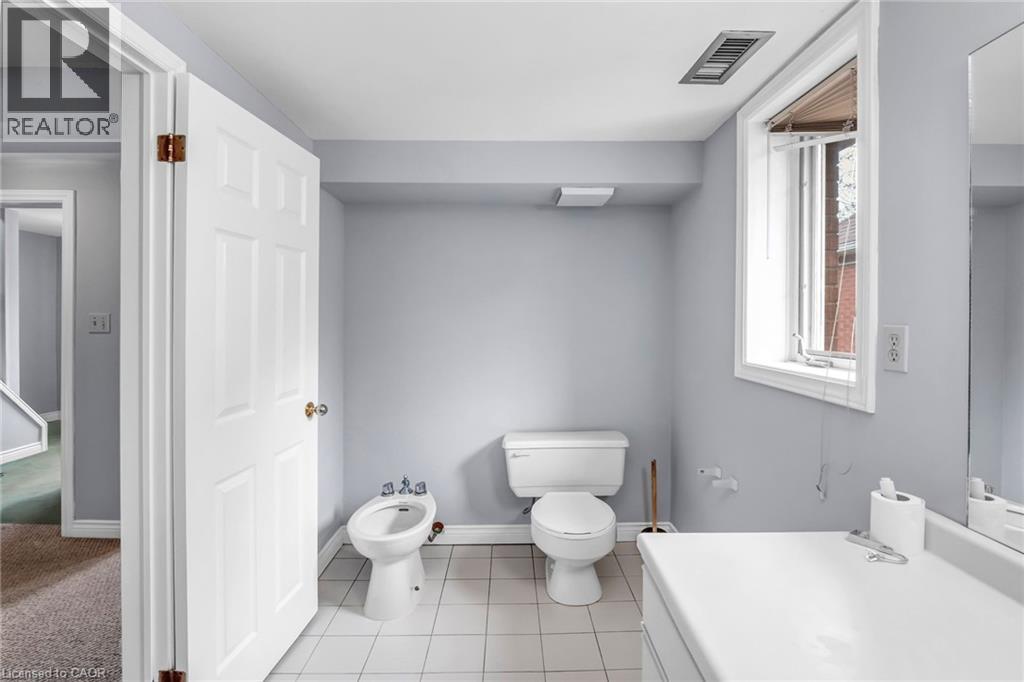 81 Sterling Street, Hamilton, ON - Indoor Photo Showing Bathroom