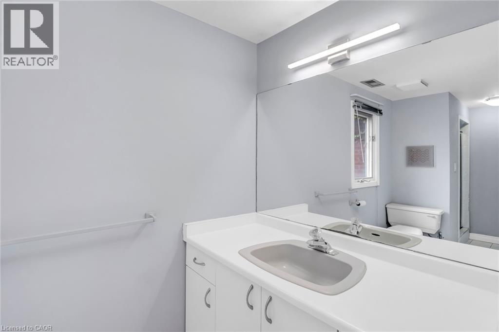 81 Sterling Street, Hamilton, ON - Indoor Photo Showing Bathroom