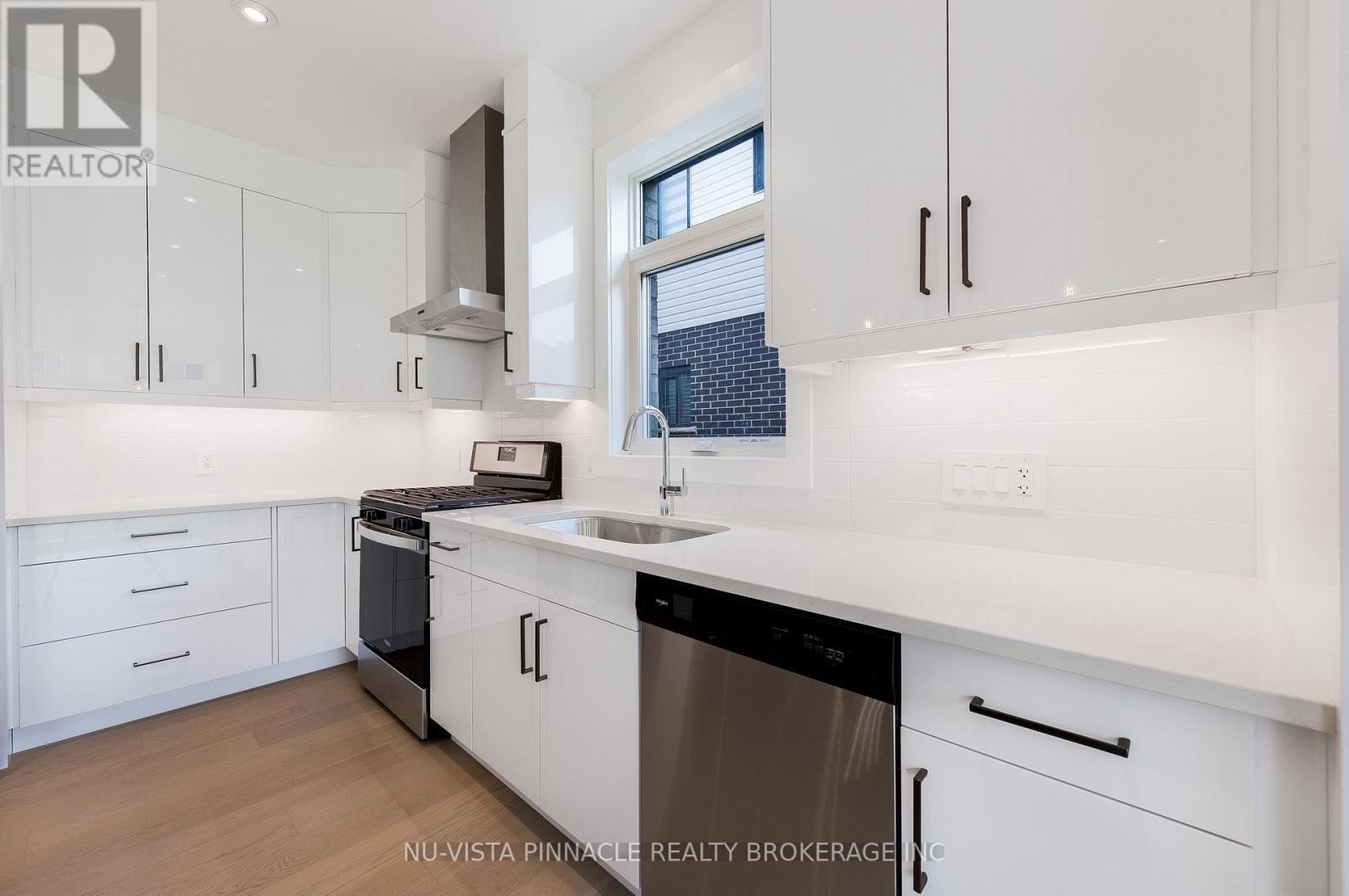 1689 Brayford Avenue, London South (South K), ON - Indoor Photo Showing Kitchen With Upgraded Kitchen