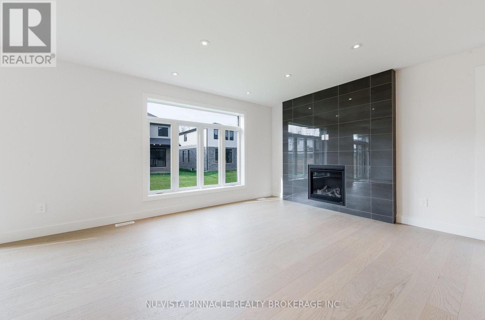 1689 Brayford Avenue, London South (South K), ON - Indoor With Fireplace