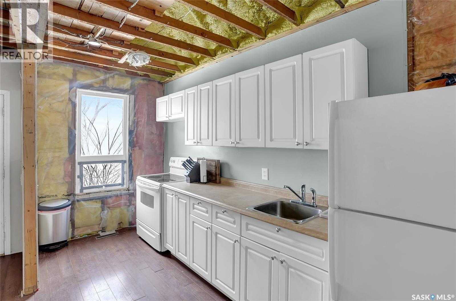 328 Cornwall Street, Regina, SK - Indoor Photo Showing Kitchen
