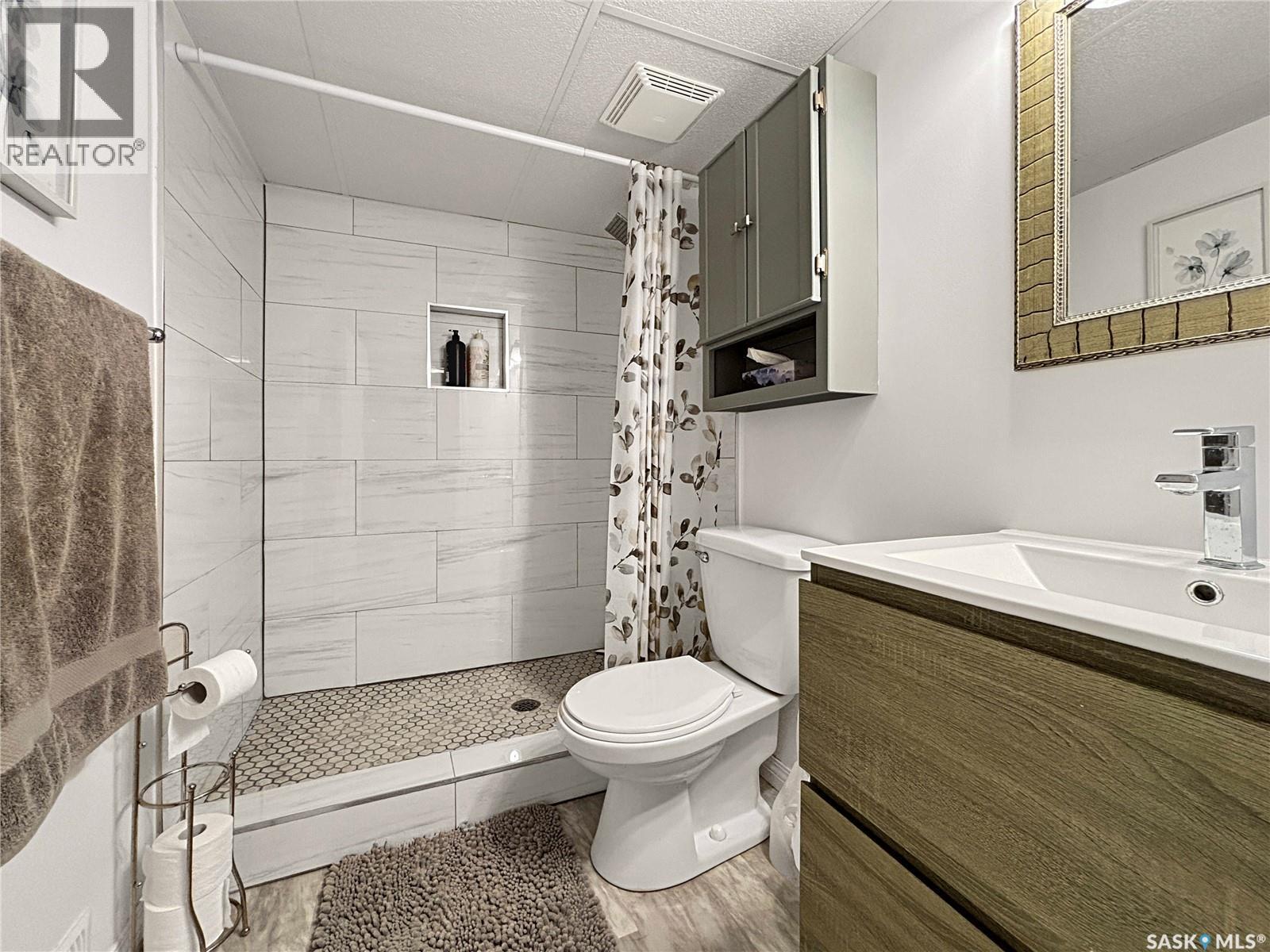 755 Tobin Terrace, Saskatoon, SK - Indoor Photo Showing Bathroom