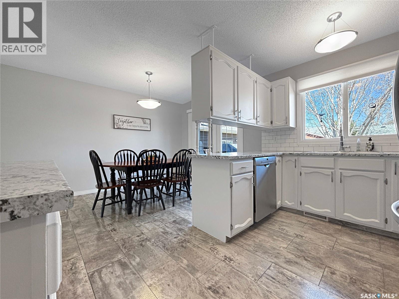 755 Tobin Terrace, Saskatoon, SK - Indoor Photo Showing Kitchen