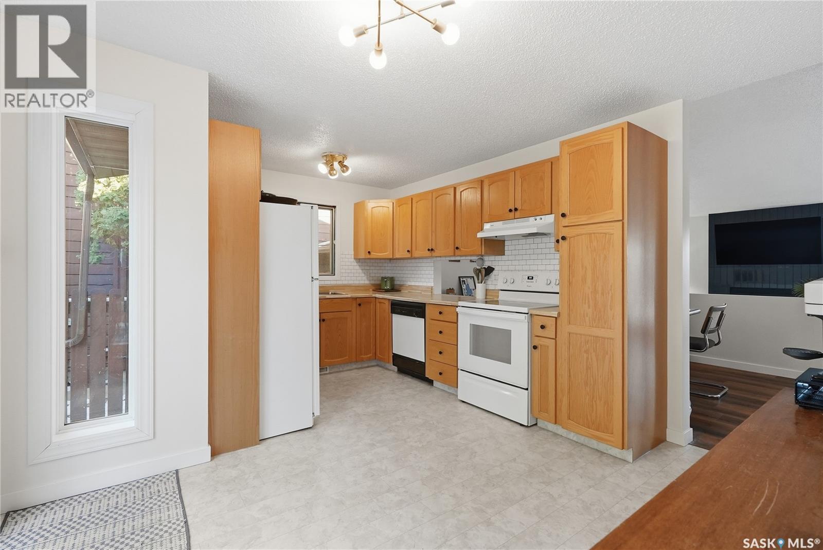 627 Delaronde Crescent, Saskatoon, SK - Indoor Photo Showing Kitchen