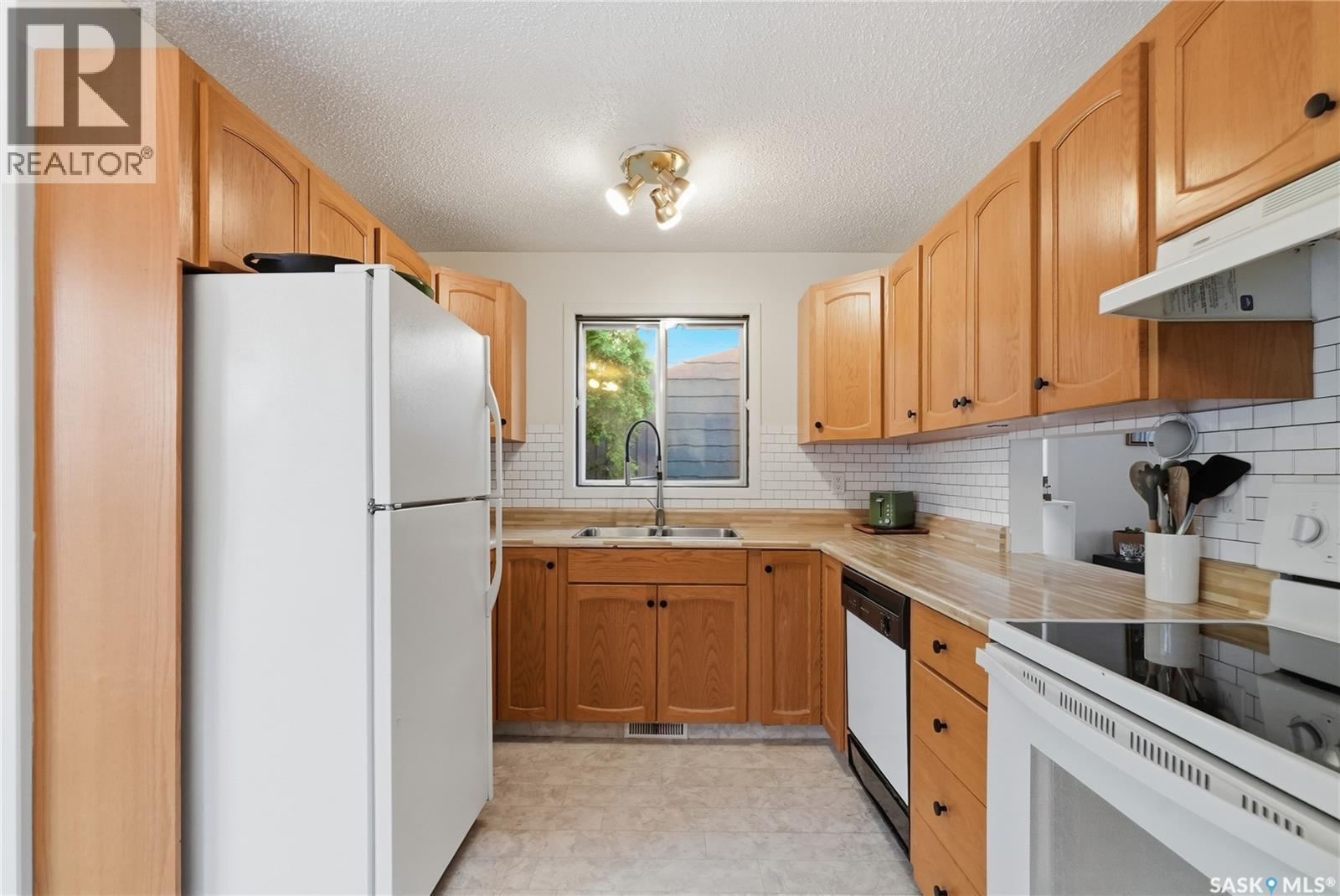 627 Delaronde Crescent, Saskatoon, SK - Indoor Photo Showing Kitchen With Double Sink