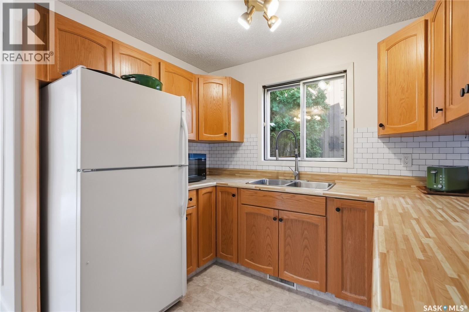 627 Delaronde Crescent, Saskatoon, SK - Indoor Photo Showing Kitchen With Double Sink