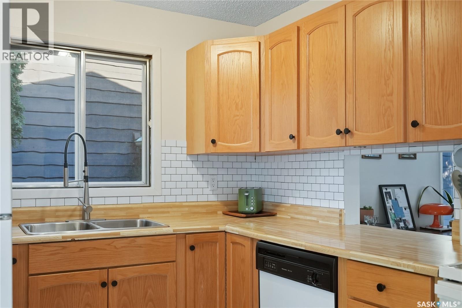 627 Delaronde Crescent, Saskatoon, SK - Indoor Photo Showing Kitchen With Double Sink