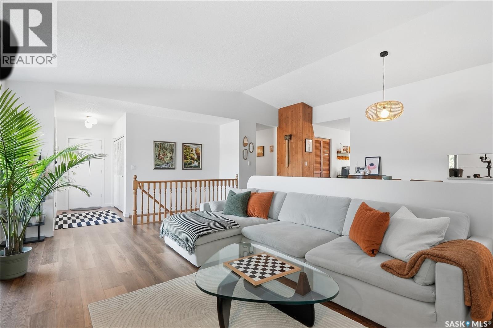 627 Delaronde Crescent, Saskatoon, SK - Indoor Photo Showing Living Room