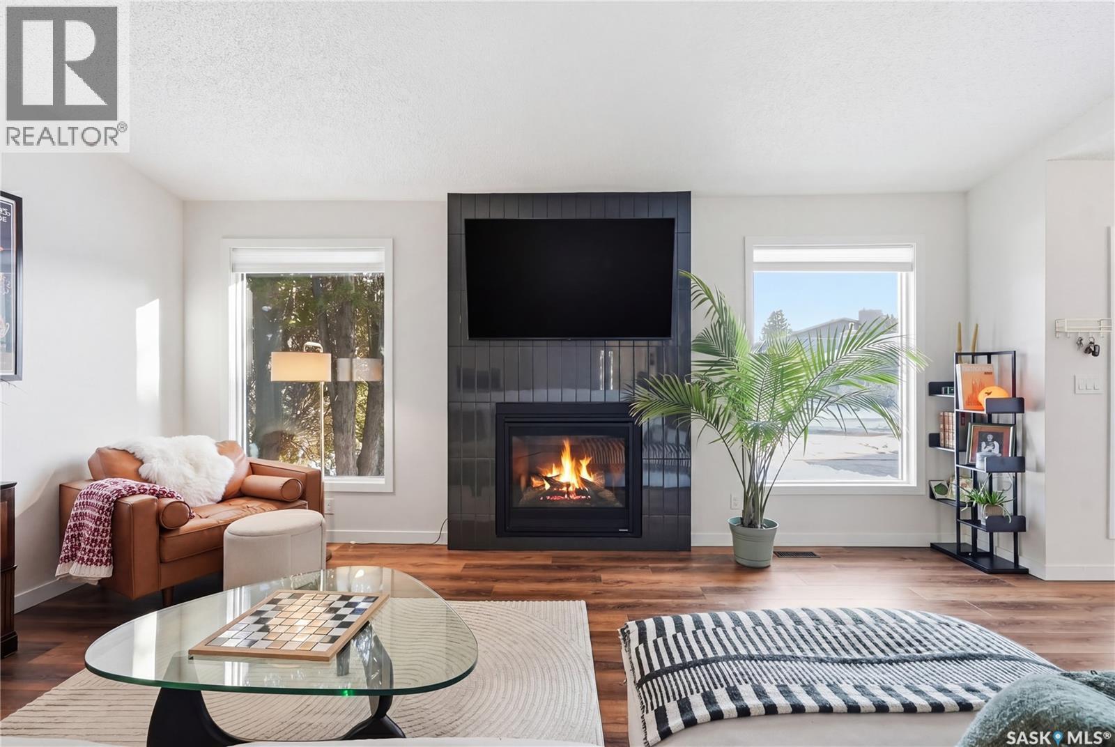 627 Delaronde Crescent, Saskatoon, SK - Indoor Photo Showing Living Room With Fireplace