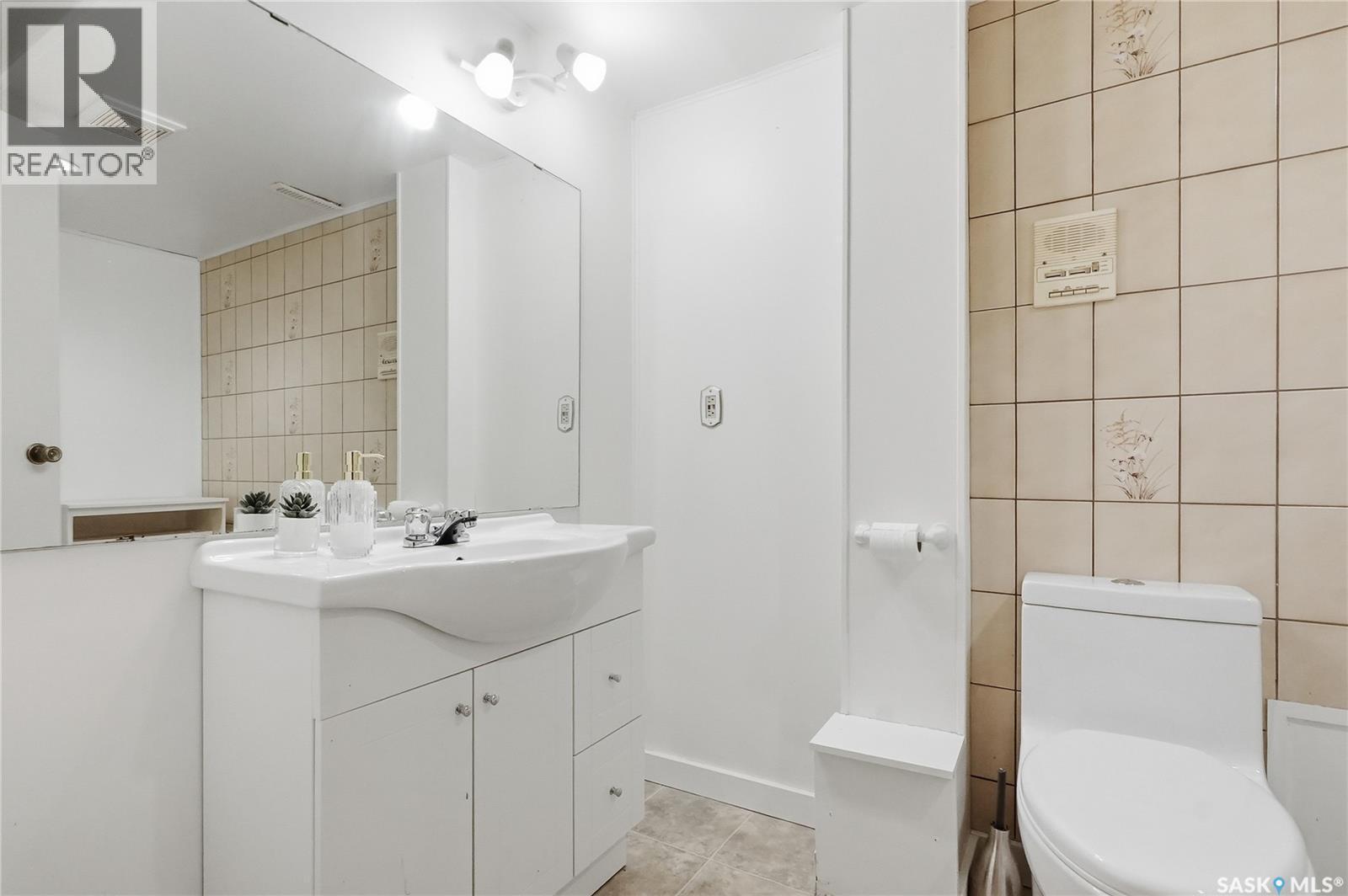 627 Delaronde Crescent, Saskatoon, SK - Indoor Photo Showing Bathroom